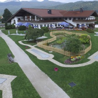 Luftansicht vom Kurhaus in Krün - Veranstaltungsort mit Restaurant, Minigolf und Parkanlage, © Alpenwelt Karwendel | Florian Schmid