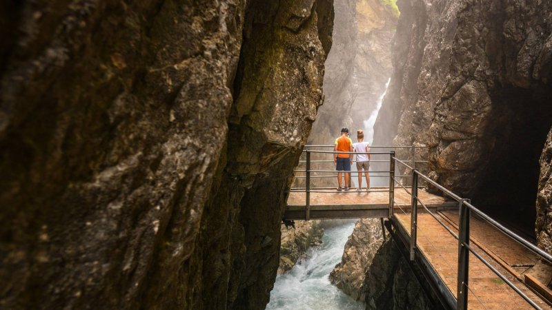 Eine Tour mit der Familie zum Wasserfallsteig in der Leutaschklamm in Mittenwald , © Alpenwelt Karwendel | Philipp Gülland