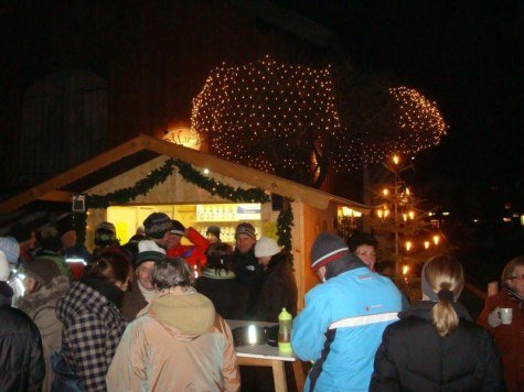 Glühweinhütterl - der gemütliche Treffpunkt heute mit dem Förderverein Spielplätze Krün, © Alpenwelt Karwendel | Christoph Schober