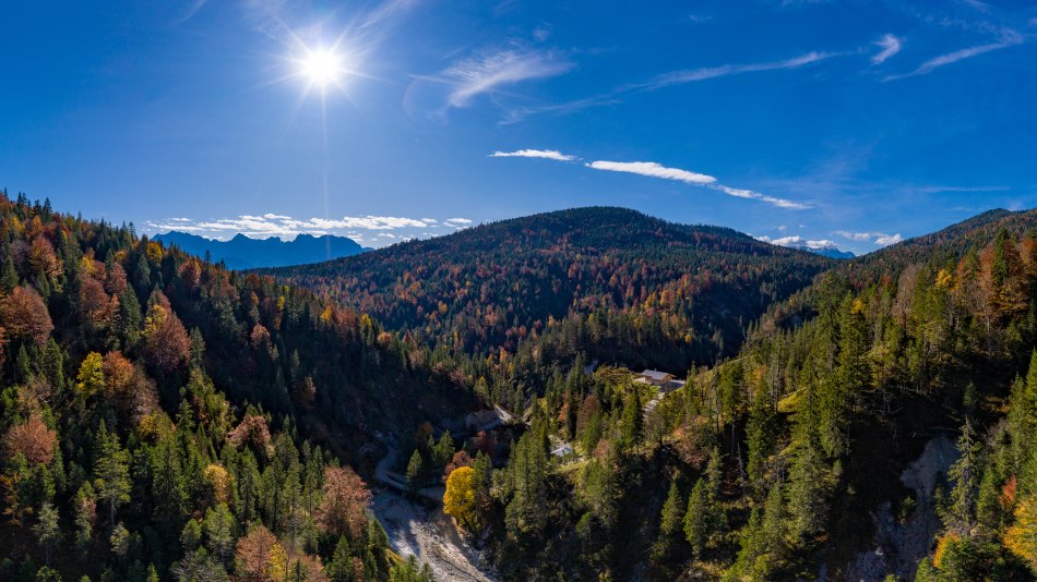 Finzalm mit Blick zum Karwendel, © Alpenwelt Karwendel/ Kriner & Weiermann, Martin Kriner u. Christian Weiermann