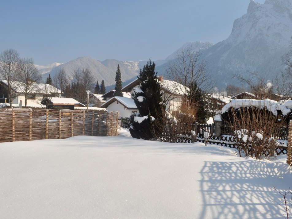 Garten Winter, © Ferienwohnungen Haus Karwendelblick