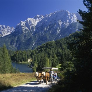 Kutschenfahrten vorbei an Seen, Berge und Bergwiesen, © Alpenwelt Karwendel | Wolfgang Ehn