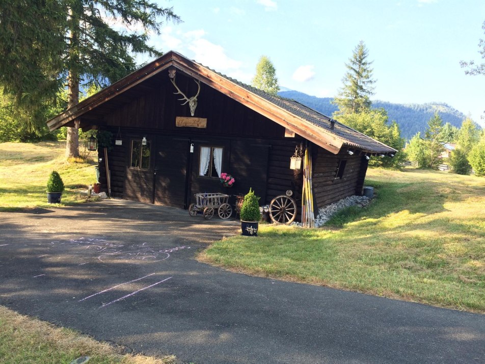 Enzianhütte mit Blick auf den Krottenkopf