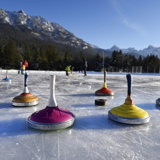 Traditionelles Eisstockschießen wird in Mittenwald, Krün und Wallgau auch für Gäste angeboten, © Alpenwelt Karwendel | Angelika Warmuth