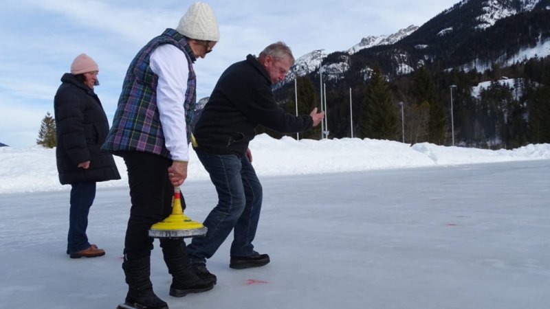 Hans gibt technische Tipps und empfiehlt dreimal läuten, © Alpenwelt Karwendel | Andrea Schmölzer Hans gibt technische Tipps und empfiehlt dreimal läuten, © Alpenwelt Karwendel | Andrea Schmölzer