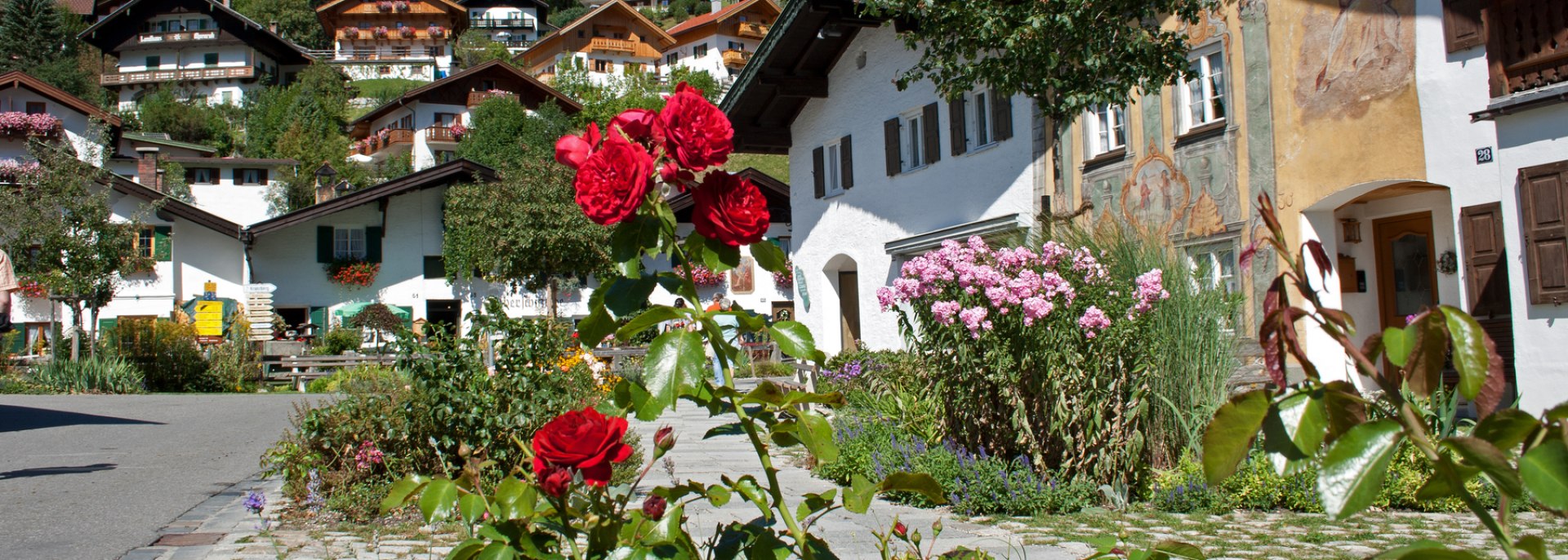 Farbenfrohe Eindrücke aus dem sommerlichen Mittenwald. Blick vom Mittenwalder Ortsteil Gries auf Kalvarienberg., © Alpenwelt Karwendel | Rudolf Pohmann