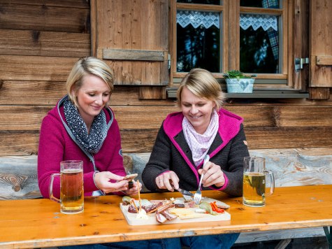 Brotzeit auf der Auhütte, © Alpenwelt Karwendel | bayern.by_Gregor Lengler