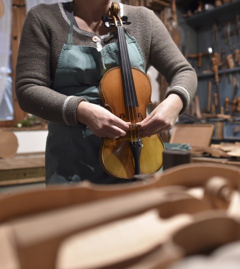 Ein Blick über die Schulter bei der Schauwerstatt im Mittenwalder Geigenbaumuseum, © Alpenwelt Karwendel | Angelika Warmuth