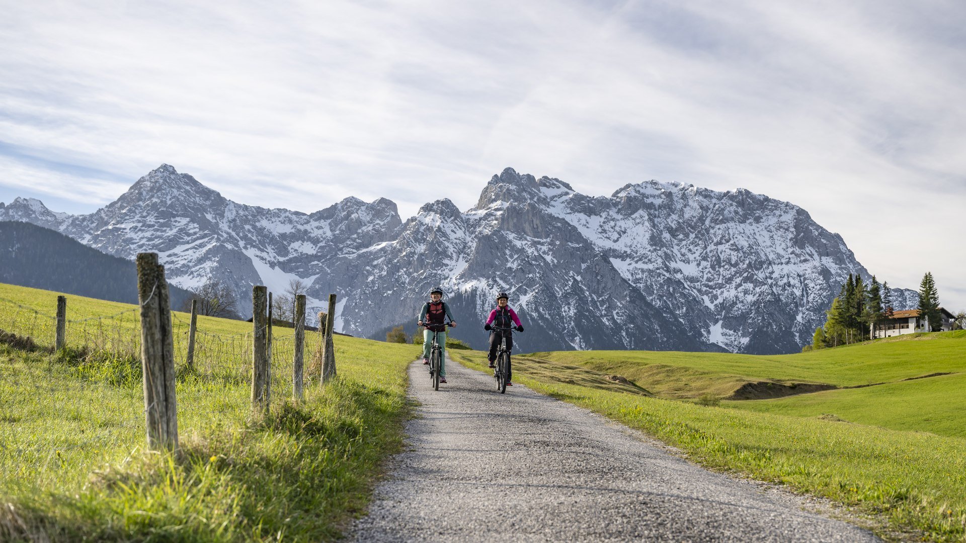 Fahrradtour zwischen Krün und Wallgau mit Blick aufs Karwendel, © Alpenwelt Karwendel | Pierre Johne Fahrradtour zwischen Krün und Wallgau mit Blick aufs Karwendel, © Alpenwelt Karwendel | Pierre Johne
