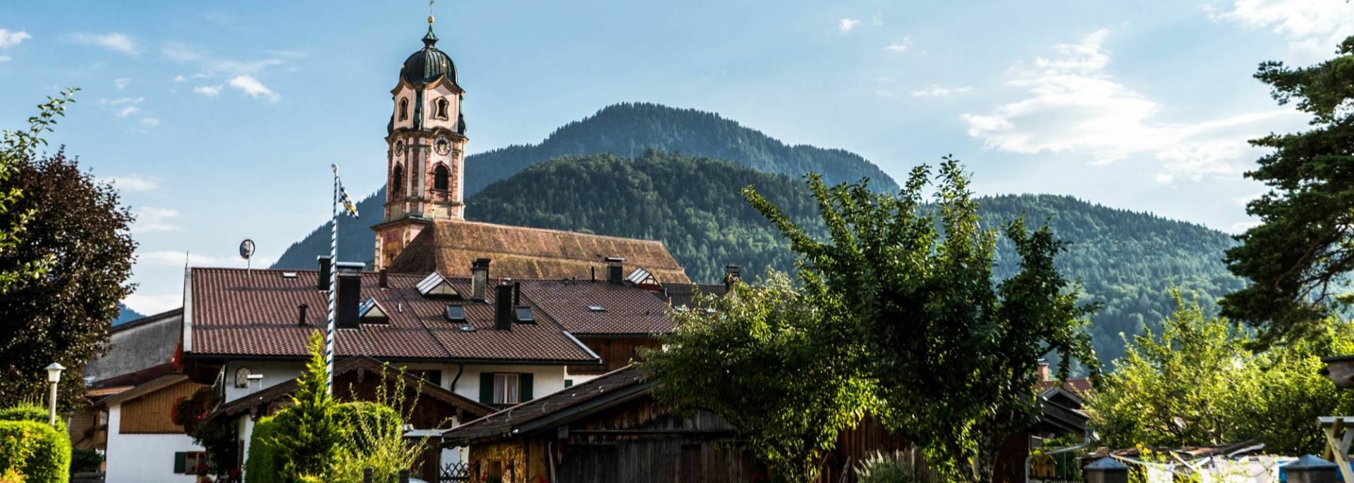 Mittenwald im Karwendel mit der Kirche St. Peter und Paul, © Zugspitz Region GmbH | Erika Sprengler