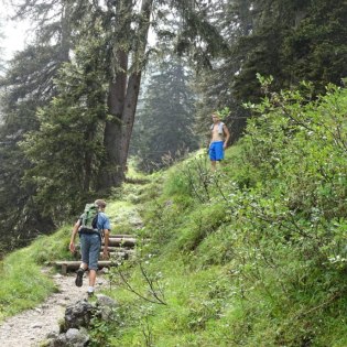 Über Stock und Stein geht es zur Hochlandhütte, © Alpenwelt Karwendel | Andrea Schmölzer