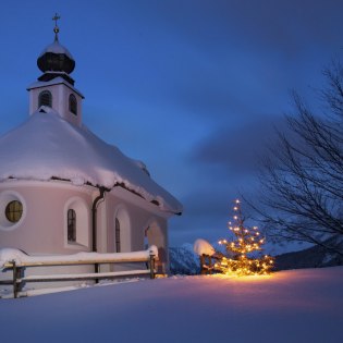 Tiefverschneite Winterlandschaft am Lautersee um die Kapelle Maria Königin in Mittenwald , © Alpenwelt Karwendel | Hubert Hornsteiner 
