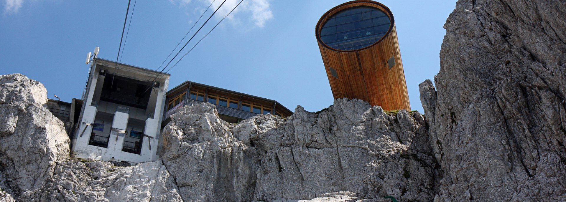 Die Karwendelbahn bringt Sie von bayerischen Mittenwald auf 2.244m Höhe. Eine einzigartige Bergbahn mit Aussicht über Zugspitze, Wetterstein, Stubaier Gletscher uvm, © Alpenwelt Karwendel | Rudolph Pohmann