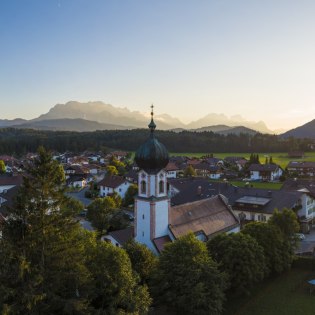 Blick über die Dächer von Krün im Sonnenuntergang, © Alpenwelt Karwendel | Wolfgang Ehn