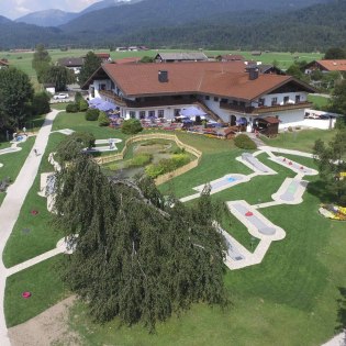 Spiel & Spaß für die ganze Famlie am Migolfplatz in Krün, © Alpenwelt Karwendel | Florian Schmid