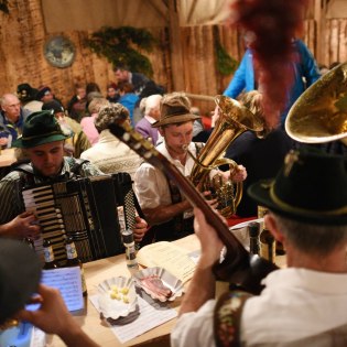 Treffpunkt mit Musik und Schmankerln beim Adventsmarkt der Sinne in Wallgau, © Alpenwelt Karwendel | Angelika Warmuth