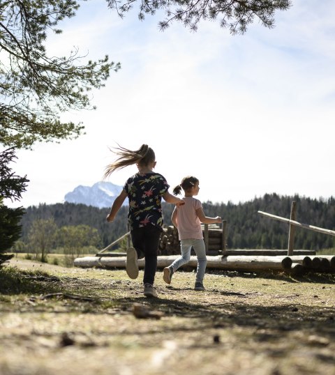 Das Floß vom Isar-Natur-Erlebnisweg bei Krün, © Alpenwelt Karwendel | Philipp Gülland