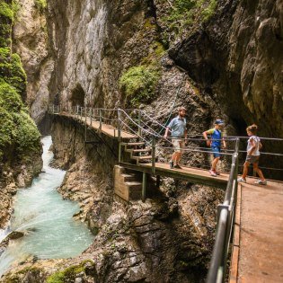 Wanderung zum Wasserfall der Leutascher Geisterklamm in Mittenwald , © Alpenwelt Karwendel | Philipp Gülland