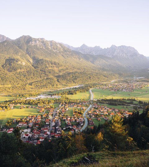 View from Krepelschrofen to Wallgau, Krün and Mittenwald with Soiern and Karwendel mountains, © Alpenwelt Karwendel | André Alexander @fromgestalter