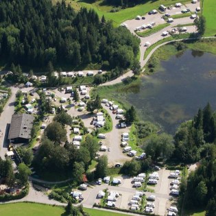 Eine Luftbildaufnahme zeigt den gesammten Caravanpark am Tennsee bei Krün , © Alpenwelt Karwendel | Alpen-Caravanpark Tennsee 