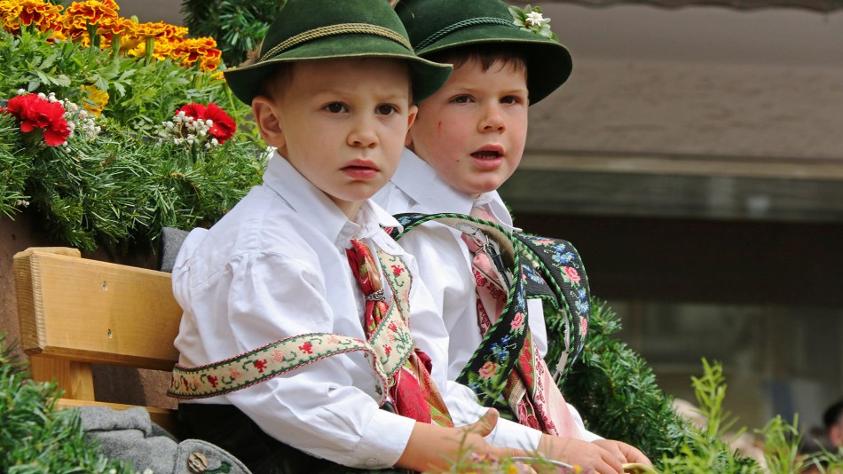 Children with costumes from Mittenwald in the Alpenwelt Karwendel, © Alpenwelt Karwendel | Wera Tuma