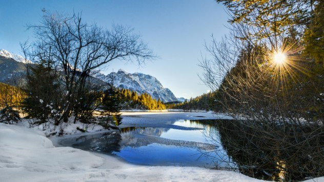 Winterliche Aussichten: Stausee bei Krün mit Karwendelmassiv, © Alpenwelt Karwendel | Wera Tuma Winterliche Aussichten: Stausee bei Krün mit Karwendelmassiv, © Alpenwelt Karwendel | Wera Tuma