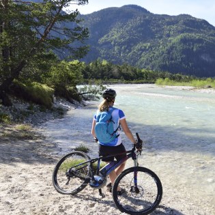 Eine kühle Erfrischung - mit dem Fahrrad entland der Isar in der Alpenwelt Karwendel, © Alpenwelt Karwendel | Stefan Eisend