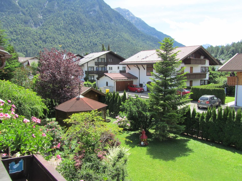 Blick vom Balkon in den Garten