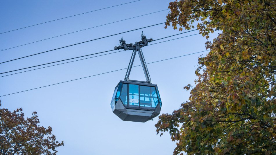 The transparent cabin of the Karwendelbahn takes you comfortably from 933 to 2244m. A cable car in the Bavarian Alps and the second highest mountain railroad in Germany., © Alpenwelt Karwendel | Dietmar Denger