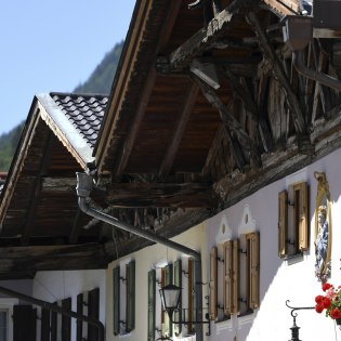 Typisch für die Alpenwelt Karwendel: Aufwendig handwerklich hergestellte Ziergiebel, teils mehrere Hundert Jahre alt. Hier am Mittenwalder Obermarkt., © Alpenwelt Karwendel | Angelika Warmuth