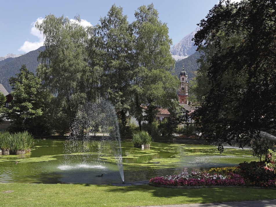 Kuranlage Puit in Mittewald mit Blick zur Kirche, © Alpenwelt Karwendel |Rudolf Pohmann