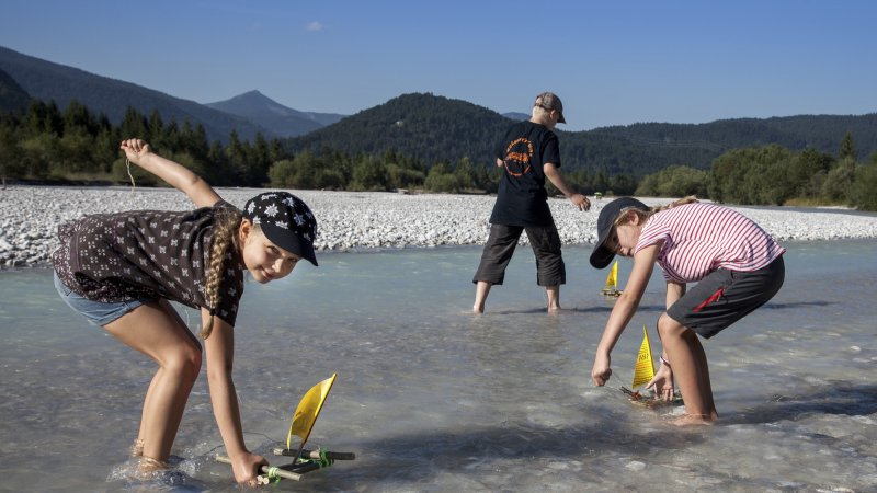 Freudige Erfrischung an der Isar - erlebbar in Mittenwald, Krün und Wallgau, © Alpenwelt Karwendel | Hubert Hornsteiner