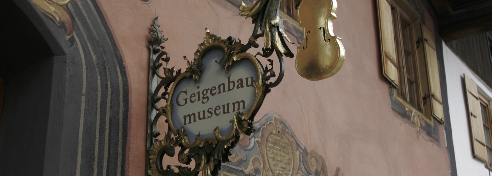 Schild am Eingang des Geigenbaumuseums, © Alpenwelt Karwendel | Pfisterer