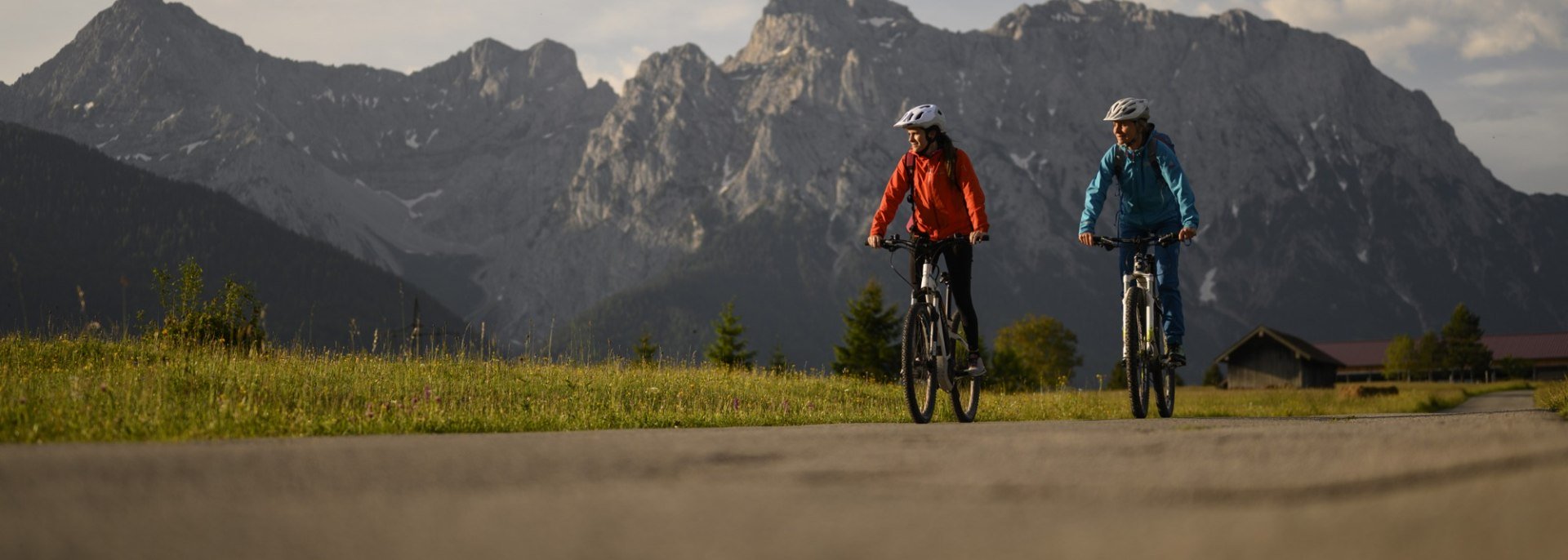 Scenic bike tour with a view of the Karwendel mountains. On the way at the Buckelwiesen between Krün and Mittenwald., © Alpenwelt Karwendel | Philipp Gülland