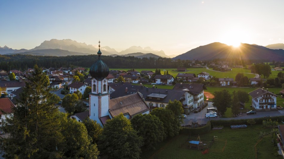 Blick über die Dächer von Krün im Sonnenuntergang, © Alpenwelt Karwendel | Wolfgang Ehn