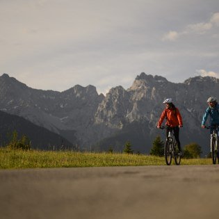 Aussichtsreiche Biketour mit Blick auf die Karwendelberge. Unterwegs an den Buckelwiesen zwischen Krün und Mittenwald., © Alpenwelt Karwendel | Philipp Gülland