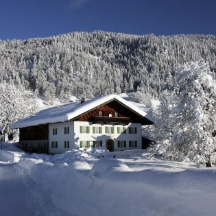 Wunderschön verschneite Häuser und Landschaft im Winter in Gerold, © Alpenwelt Karwendel | Rudolf Pohmann