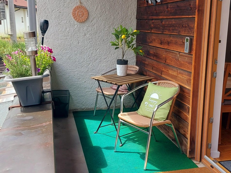 Lieblingsplatz von der Küche aus, mit Blick ins Nachbarland Tirol