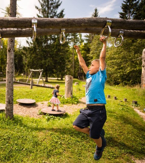 Kinderfreunden auf dem Wallgauer Naturspielplatz, © Alpenwelt Karwendel | Philipp Gülland