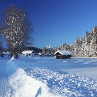 Der Krüner Ortsteil Barmsee im Oberen Isartal im winterlichen Schnee, © Alpenwelt Karwendel | Schober Christoph