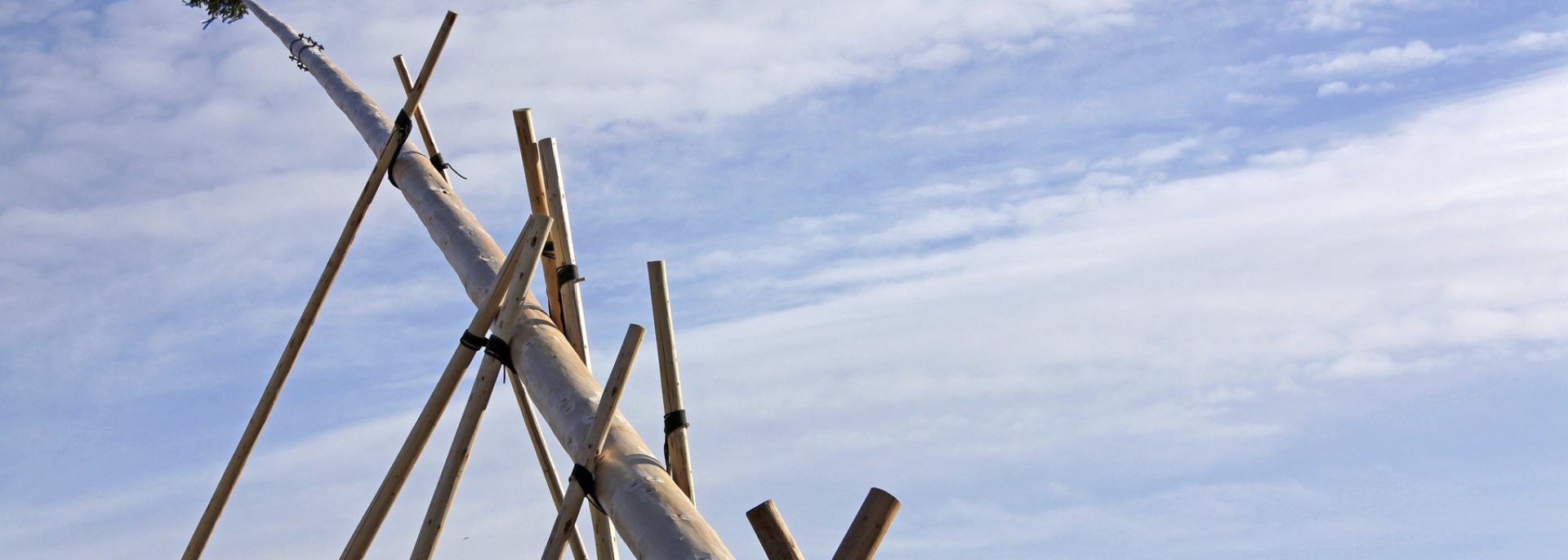 Alles per Hand: Der Krüner Maibaum gehört zu den größen in ganz Bayern, © Alpenwelt Karwendel | Christoph Schober