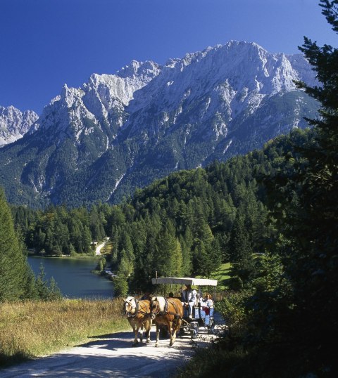 Kutschenfahrten vorbei an Seen, Berge und Bergwiesen, © Alpenwelt Karwendel | Wolfgang Ehn