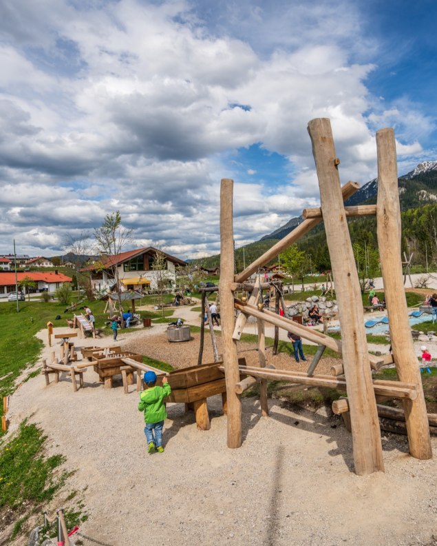 Der Spielplatz im Grieß nahe der Isar in Krün , © Alpenwelt Karwendel | Hannes Holzer