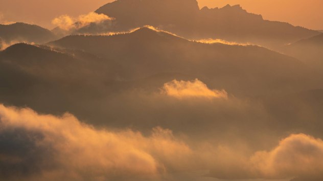 Blick auf Walchensee mit Sonnenaufgang auf dem Simetsberg, © Alpenwelt Karwendel | Philipp Gülland