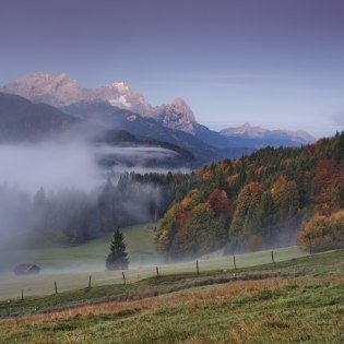 Die Bucklwiesen zwischen Mittenwald und Krün im Herbstlicht, © Alpenwelt Karwendel | Maximilian Ziegler 