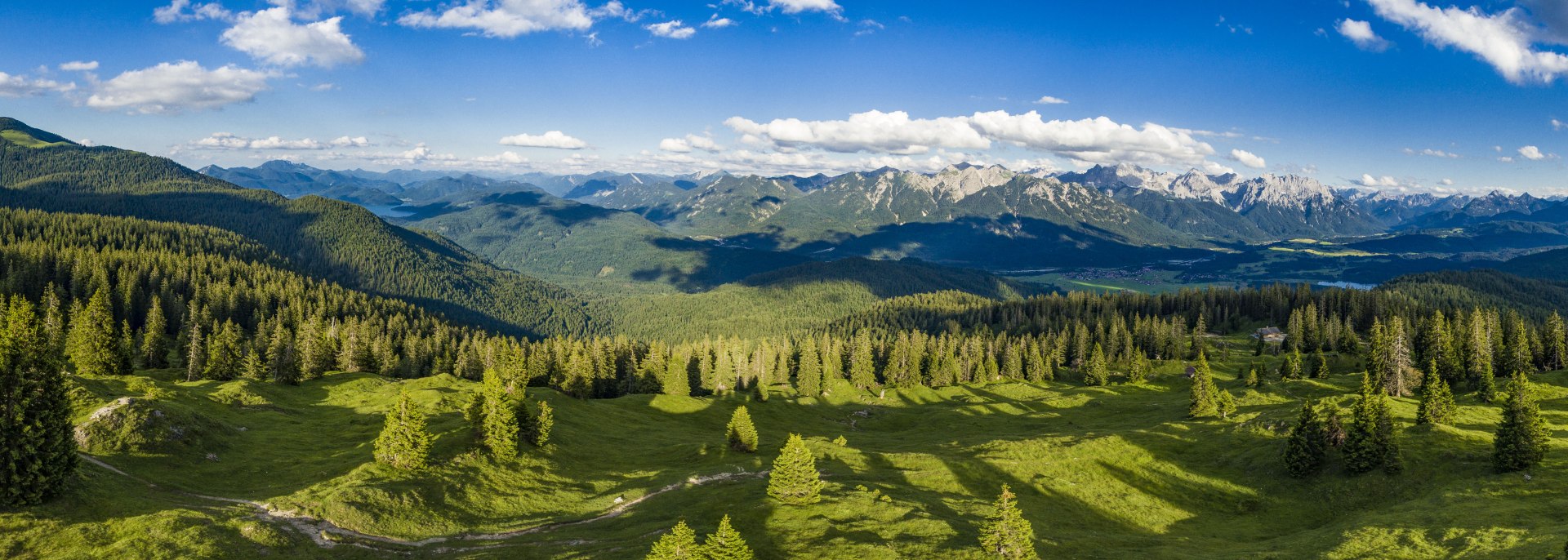 Blick von der Wallgauer Alm - Aussicht vom Simetsberg über Walchensee, Soiern, Karwendel, Barmsee und Arnspitzen, © Alpenwelt Karwendel | Kriner & Weiermann
