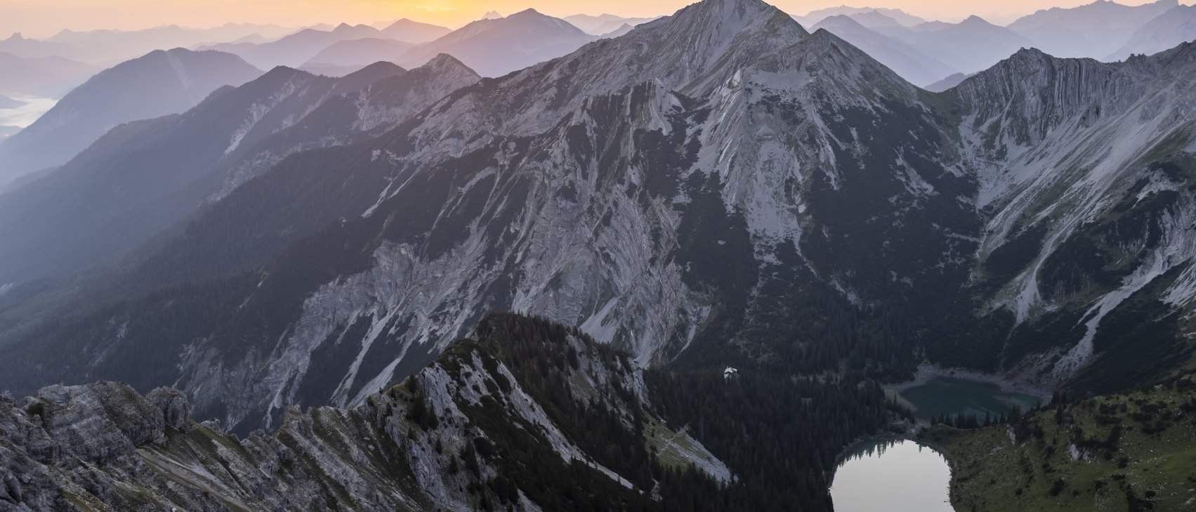 Aussicht von der Schöttelkarspitze auf Soiernseen, © Alpenwelt Karwendel | Pierre Johne