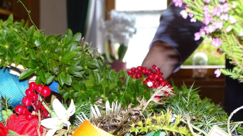 Stampfer, Dachsen, Vogelbeeren und Disteln – Zutaten für den schönen Kopfschmuck der Kühe, © Alpenwelt Karwendel | Andrea Schmölzer Stampfer, Dachsen, Vogelbeeren und Disteln – Zutaten für den schönen Kopfschmuck der Kühe, © Alpenwelt Karwendel | Andrea Schmölzer