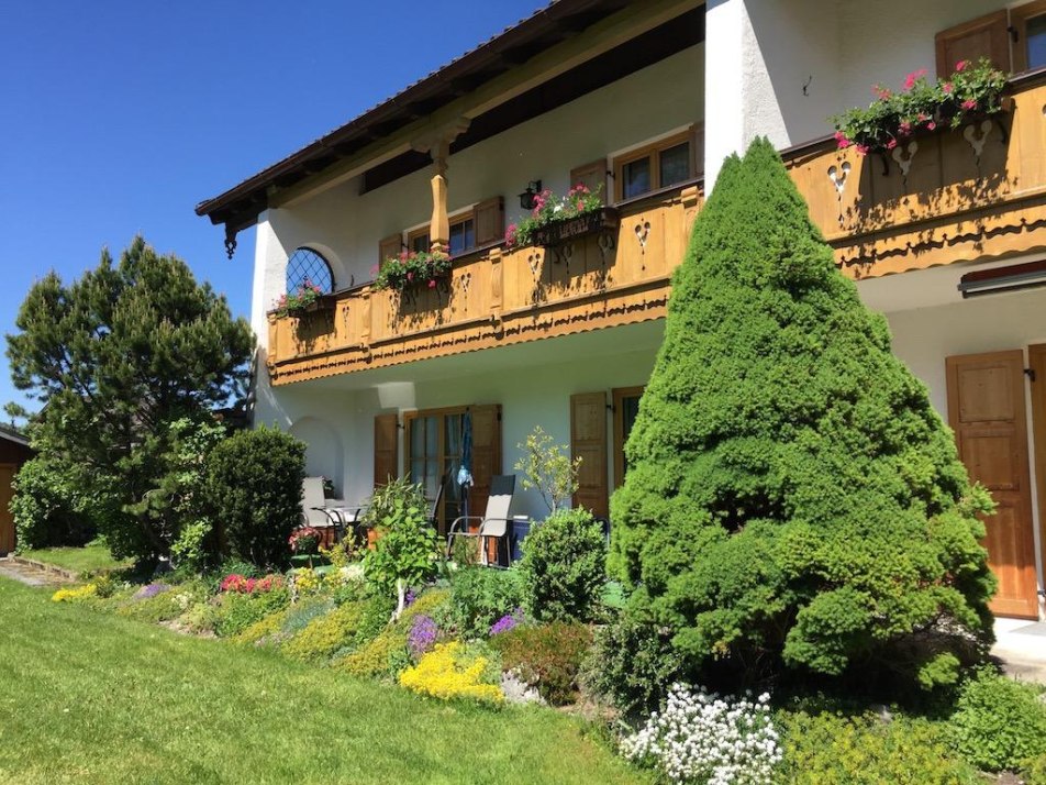 Garten mit Terrasse Wohnung Arnika