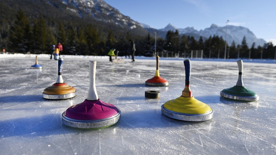 Traditionelles Eisstockschießen wird in Mittenwald, Krün und Wallgau auch für Gäste angeboten, © Alpenwelt Karwendel | Angelika Warmuth